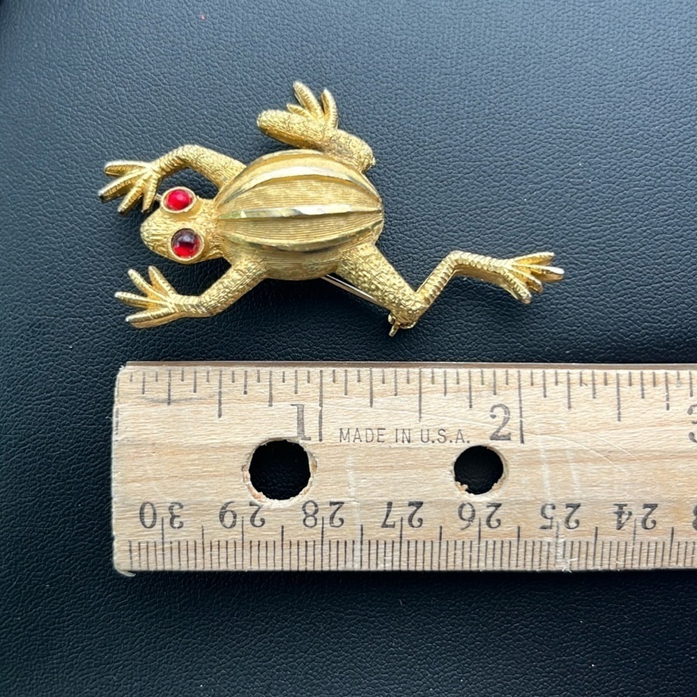 Vintage gold tone textured froggy frog pin brooch red eyes - Picture 8 of 11